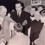 Il cordiale saluto alla gente