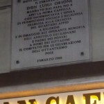 La targa ricorda il 25.3.1908, l'inizio della Parrocchia