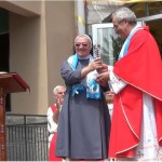 Don Flavio Peloso entrega la Reliquia a la Madre Mabel en Ameno el 29 de junio de 2015