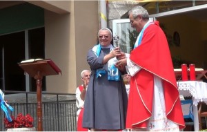 Don Flavio Peloso entrega la Reliquia a la Madre Mabel en Ameno el 29 de junio de 2015